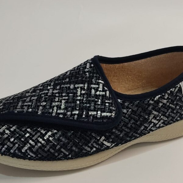 Zapatillas para mujer mayor de la marca Javer, modelo 49-11. Fabricadas en textil marino con reflejos en color plata. Velcro desde los dedos de los pies hasta el empeine. Suela color crudo.