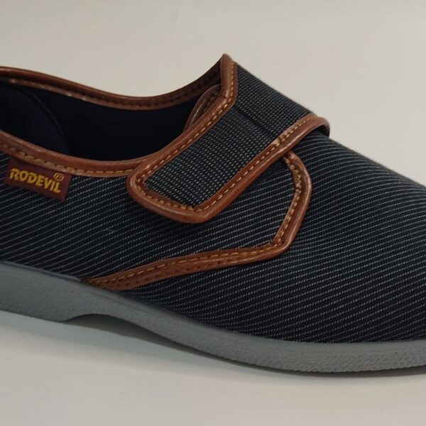 Zapatillas para hombre mayor de la marca Rodevil, modelo 635. Fabricado en foam, textil acolchado, en color marino con ribetes en color cuero. Cierre con velcro. Suela gris.