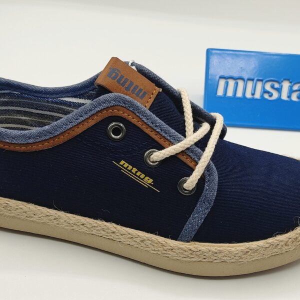 Lonetas para niño de la marca Mustang Kids, modelo 48723 en color marino. Suela beige en goma y cordón alrededor de esparto. Cierre con cordón en beige. Ribetes en cuero y vaquero.