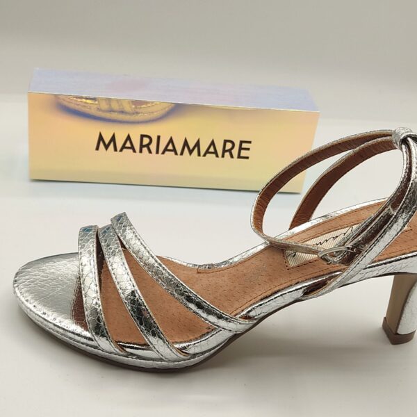 Sandalia para chica de la marca MariaMare, modelo 68375 en color Kan Silver. Tres tiras en color plata con dibujo de serpiente. Pulsera al tobillo con cierre de hebilla. Pequeña plataforma y tacón fino de 9 cm.