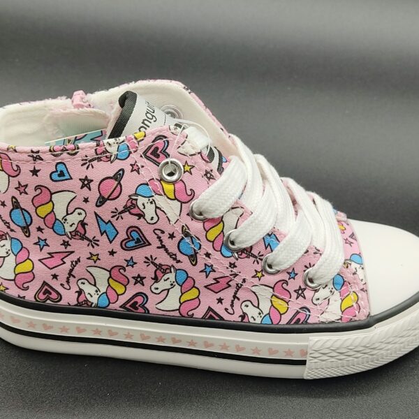 Botín de loneta para niñas de la marca Conguitos, modelo NV128328-0011-27. Suela blanca con detalles de corazones y estrellas en color rosa. Loneta rosa con estampado de unicornios, planteas, corazones, rayos y estrellas. Cierre con cordón blanco y cremallera interior.