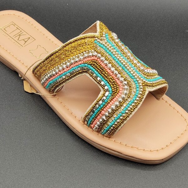 Sandalia para mujer de la marca Ética, modelo Ciscal 13700 multicolor. Suela plana de goma. Plantilla de piel color caramelo. Pala de pedrería multicolor.