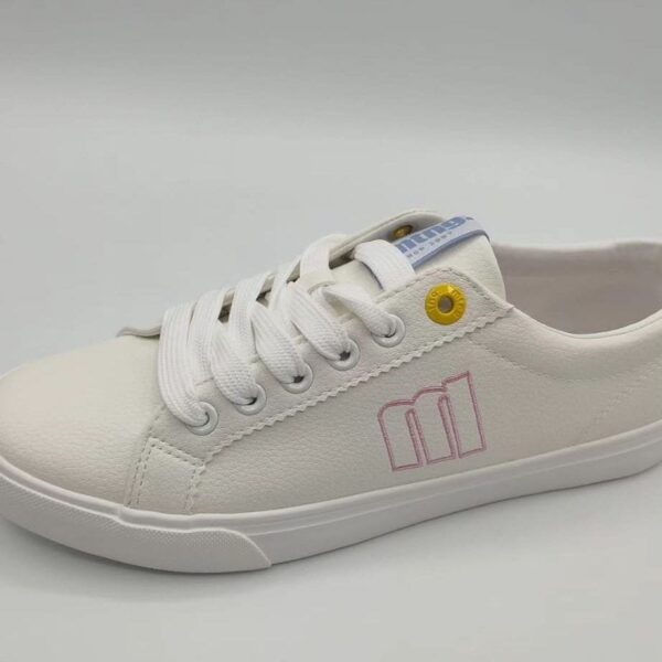 Zapatillas para chica de la marca Mustang modelo 60142 en color blanco con logo lateral en rosa, talonera celeste y ojales amarillos.