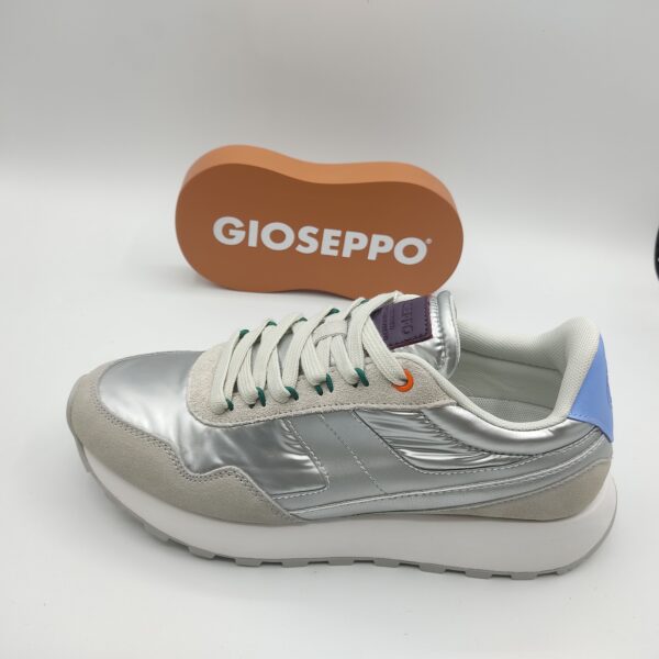 Zapatillas casual para chica de la marca Gioseppo, modelo Praesto 73744 en color Silver. Suela gruesa en color blanco y gris. Fabricadas en textil plata metalizado. Cierre con cordón blanco. Detalle celeste en el talón.