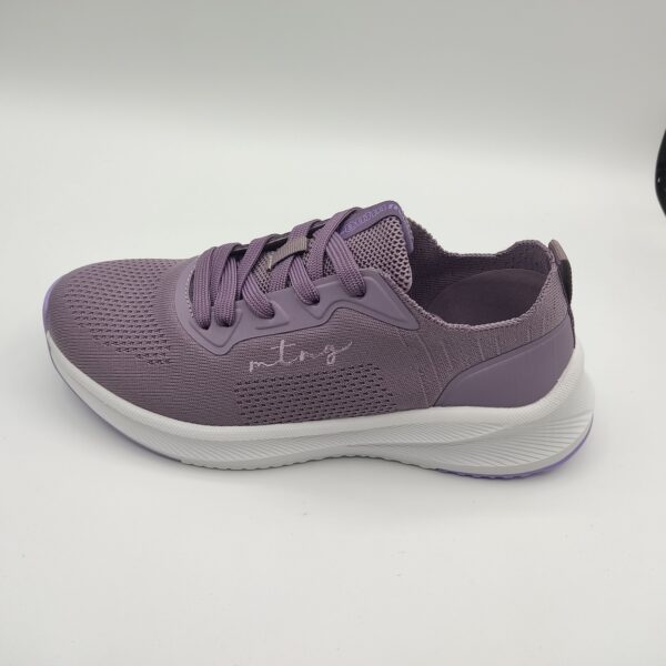 Zapatillas deportivas de la marca Mtng, modelo 60490 en color malva. Suela blanca de poco peso. Fabricada en textil malva transpirable. Plantilla memory foam. Logo en color blanco en el lateral. Cierre con cordón malva.