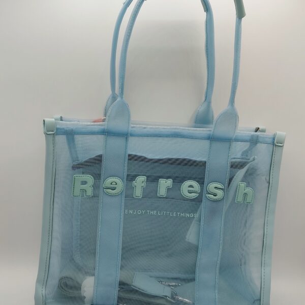 Bolso de la marca Refresh, modelo 18324802. Fabricado en rejilla transparente color azul jeans. Doble asa larga en el mismo tono azul . Correa opcional en textil azul. Bolsa interior con cremallera y departamentos. Cierre con cremallera.