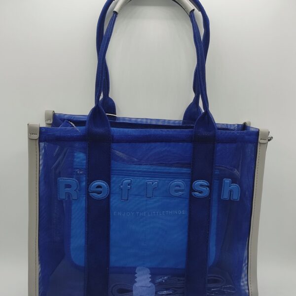 Bolso de la marca Refresh, modelo 18324805. Fabricado en rejilla transparente color azul navy. Doble asa larga en el mismo tono azul . Correa opcional en textil azul. Bolsa interior con cremallera y departamentos. Cierre con cremallera.