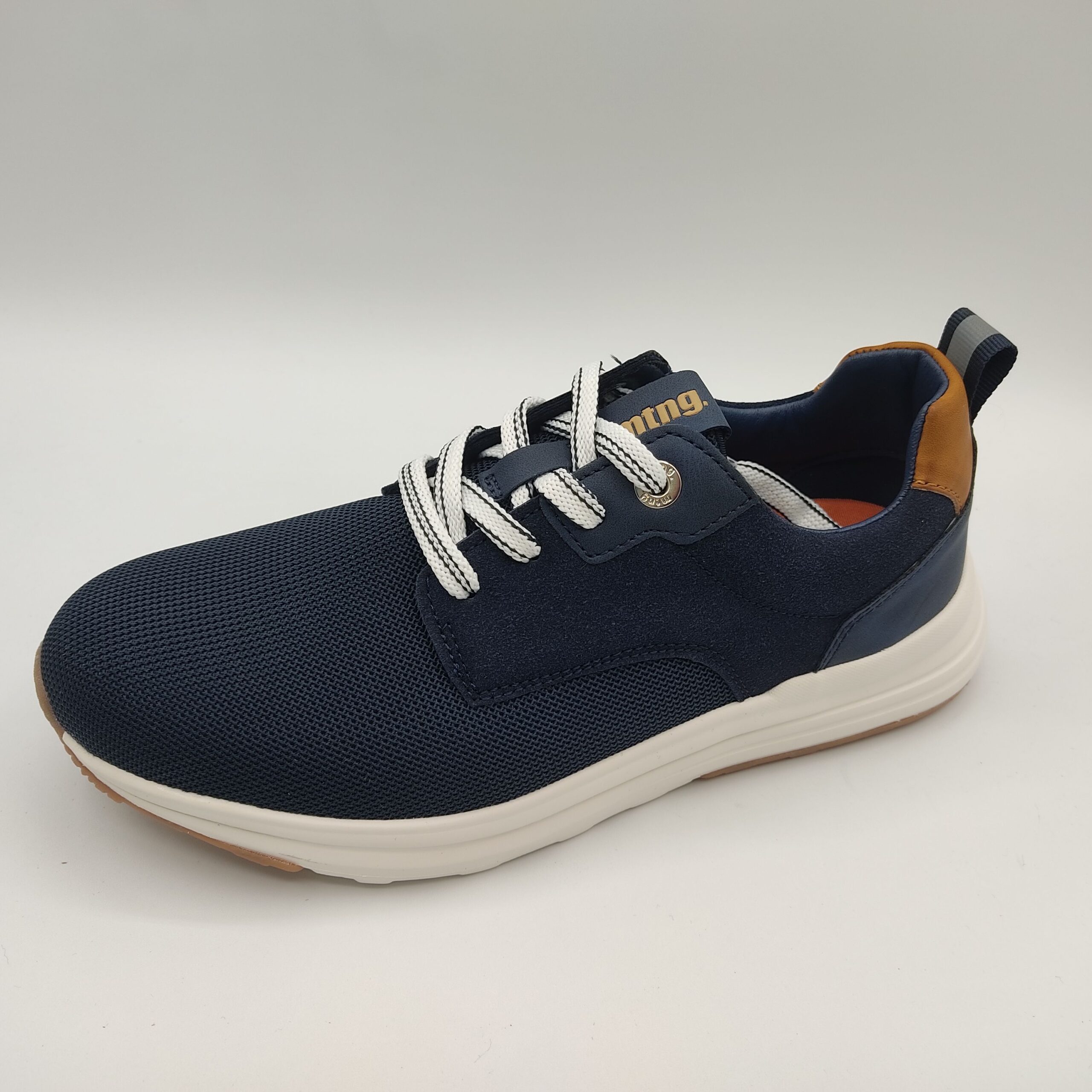 Zapatillas Mustang chico 84779 Marino Zapatillas casual para chico de la marca Mustang, modelo 84779 en color marino. Suela blanca y caramelo de muy poco peso. Fabricado en textil marino, con detalles en color cuero en el talón. Cierre con cordón blanco-marino.