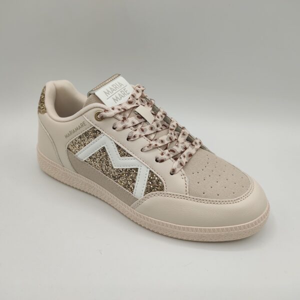 Zapatillas casual para chica de la marca MariaMare, modelo 68528 en color champagne. Suela recta color crema. Fabricado en sintético color crema con detalles glitter color oro en laterales y talón. Cordón con estampado animal print. en colores crema.