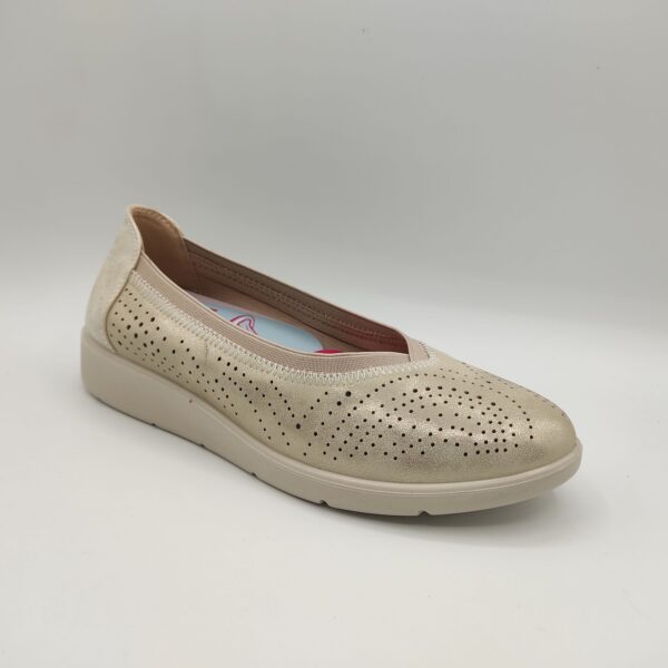 Zapato para mujer de la marca Mysoft, modelo 25M406 en color platino. Suela de goma color beige. Fabricado en piel color platino. Elástico color beige rodeando el pie para una mejor fijación. Plantilla extraíble.