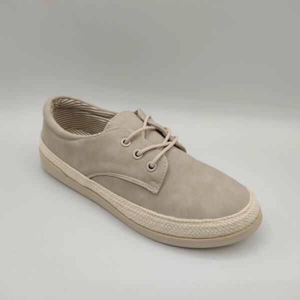 Zapatilla casual para niño de la marca Bubble Kids, modelo C1102 Beige. Suela beige . Fabricado en polipiel beige con ribete trenzado beige alrededor. Cierre con cordón beige.
