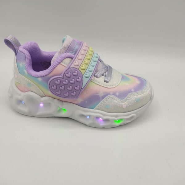 Zapatillas deportivas para niña de la marca Bubble Kids, modelo C1257 en color lila con luces. Suela de poco peso con corazones en el lateral que se iluminan en colores rosas, lilas, verdes y azules. Fabricadas en textil multicolor predominando el morado. Refuerzo en puntera color plata. Cierre con cordón elástico y velcro ancho con corazones de goma en rosa, amarillo, aguamarina y una morado.