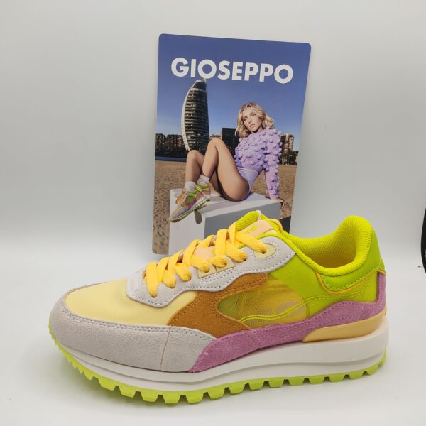 Zapatillas casual par mujer de la marca Gioseppo, modelo 74947 Iola en color Yellow. Suela blanca con tacos verdes. Fabricado en textil amarillo, verde, gris y malva. Laterales de rejilla verde. Cierre con cordón amarillo.