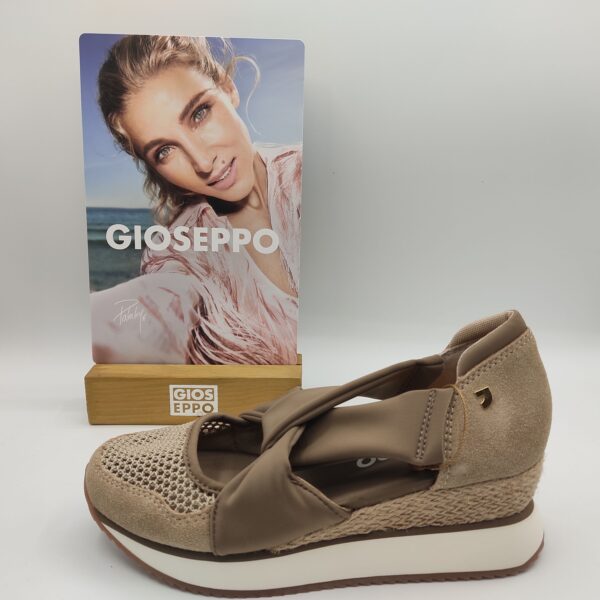 Sandalia deportiva para chica de la marca Gioseppo, modelo 74059 Darlington en color taupe. Suela basculante en color blanco y saco natura. Talón y puntera cerrados fabricado piel. Cierre con bandas anchas de textil color taupe.