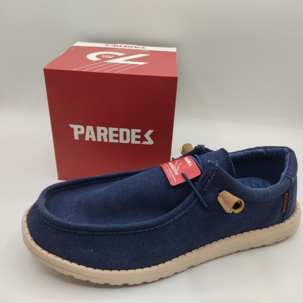 Loneta para chico de a marca Paredes, modelo Naval DC25166 en color Marino. Suela de poco peso en color crudo. Fabricado en loneta marino. Cierre con cordón elástico con adorno de borlas en camel en las puntas del cordón. Plantilla confortable extraíble.
