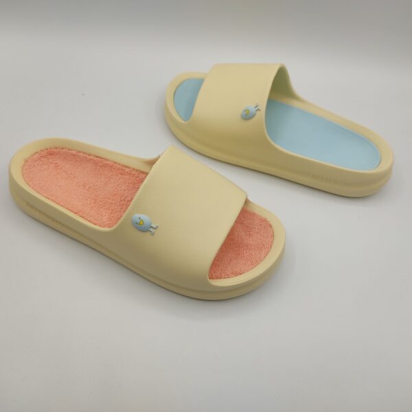 Chancletas para chica de la marca Hot Potatoes, modelo Gill 75545 en color Vanilla. Fabricadas en goma color vanilla con logo de Hot Potatoes en color celeste. Plantilla extraíble gruesa de goma en color celeste, intercambiable por otra de rizo en color salmón. Viene con una bolsa de malla blanca porta chanclas.