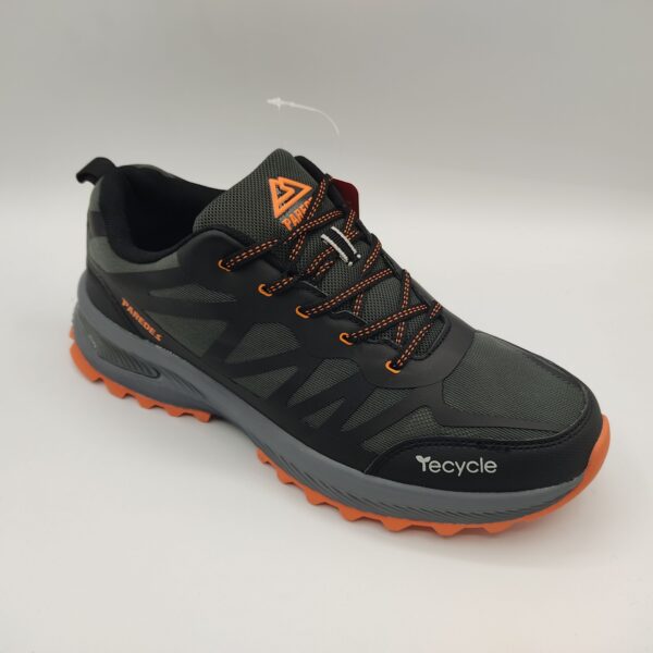 Zapatillas Trek para hombre de la marca Paredes, modelo Noval, color negro. Suela de goma color gris y naranja. Fabricadas en textil transpirable color verde y negro. Cierre con cordón negro y naranja.