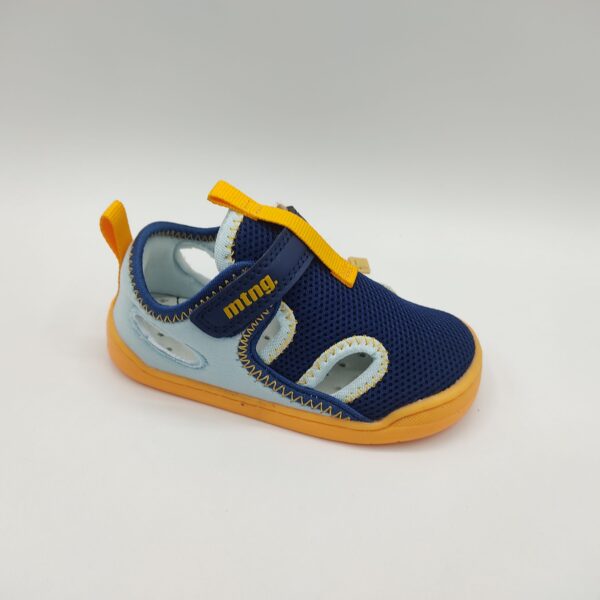 Sandalia deportiva para niño de la marca Mustang Kids, modelo 49058 en color marino. Clasificada como calzado respetuoso. Suela flexible en color naranja. Fabricada en licra celeste y marino. Aberturas laterales. Cierre con velcro sobre el tobillo. Plantilla extraíble transpirable.