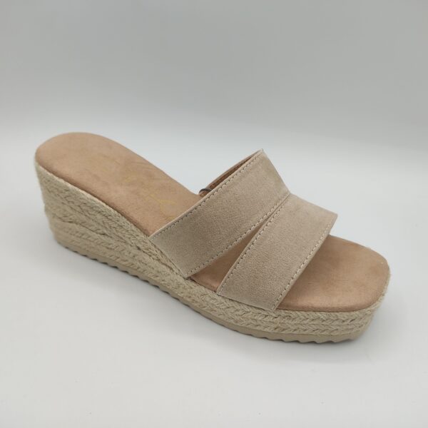 Cuña de yute de 7 cm de la marca Étika, modelo 10054 en color Taupe. Plataforma de dos cuerdas de altura y 7cm de cuña. Pala de dos tiras anchas sobre los dedos en color taupe. Plantilla de gel forrada en textil en color camel.