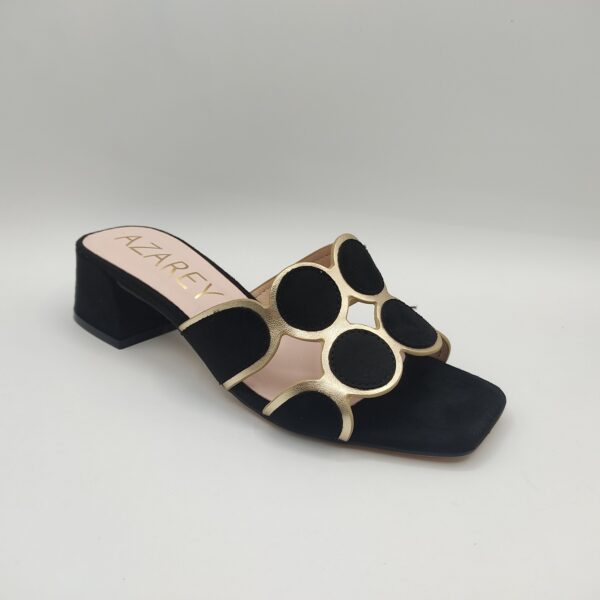 Sandalia tipo zueco de la marca Azarey, modelo 459J610 en color negro. Tacón ancho de 5 cm de alto y forrado en textil afelpado negro. Pala sobre los dedos con motivos de círculos en oro y textil afelpado negro. Plantilla de gel forrada en piel.