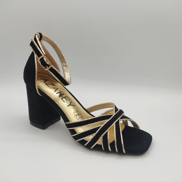 Sandalia para mujer de la marca Étika, modelo 459J454 en color negro. Sandalia fabricada en textil afelpado engro. Tacón ancho de 8cm de alto forrado en color negro. Tiras negras con bordes dorados entrecruzadas sobre los dedos. Talón cubierto en textil negro y pulsera negra y oro rodeando el tobillo. Cierre con hebilla dorada. Plantilla de piel dorada.