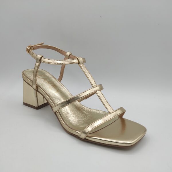 Sandalia para chica de la marca Azarey, modelo 531J728 en color Oro. Tacón ancho de 7cm forrado en polipiel en color oro. Dos tiras doradas finas sobre dedos y empeine respectivamente unida por otra tira similar a lo largo del empeine. Pulsera dorada el tobillo y cierre con hebilla.