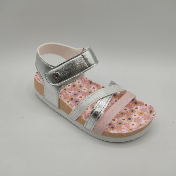 Sandalia bio para niña de la marca Gioseppo, modelo 74404 Houlton, color Silver. Suela bio de goma en color blanco y camel. Plantilla estampada en flores multicolor. Tiras de polipiel sobre los dedos en color plata y blanca y rosa glitter. Velcro en polipiel plata sobre el tobillo. Se pueden mojar.