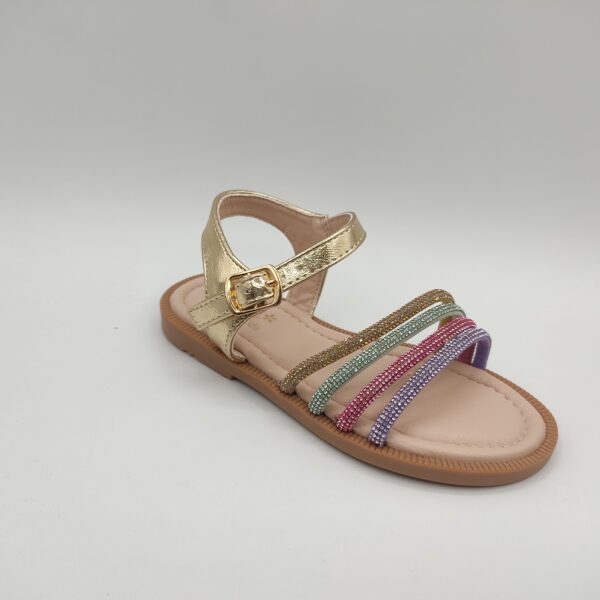 Sandalia para niña de la marca Bubble Kids, modelo C939 en color oro. Suela de goma color caramelo. Plantilla acolchada en color beige. Cuatro iras sobre los dedos de cristales brillantes en diferentes colores: oro, verde, fucsia y morado. Correa rodeando el tobillo en color oro metálico y cierre con hebilla dorada.