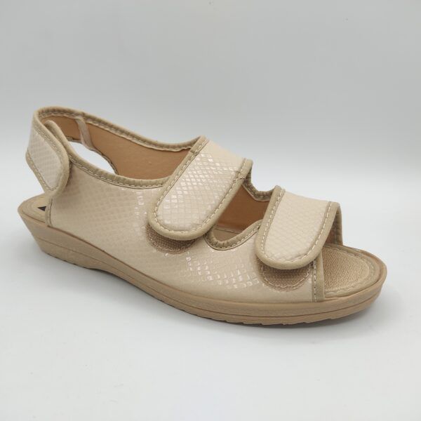Zapatillas para personas mayores de la marca Sevillas, modelo 405496 Lycra Espejo Beige. Suela de goma en color beige con cuña de 3 cm de altura. Plantilla acolchada en color beige. Fabricadas en textil color beige con textura de escamas brillantes. Dedos y talón al descubierto. Dos velcros sobre dedos e empeine y un tercero en el talón.