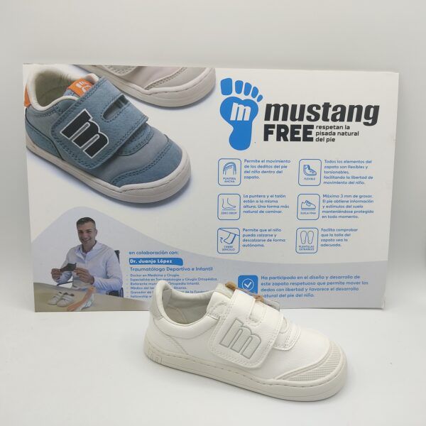 Zapatillas respetuosas unisex de la marca Mtng, modelo 48940 en color blanco. Suela blanca cosida. Puntera reforzada de goma blanca. Fabricadas en piel blanco. Cierre con velcro blanco.