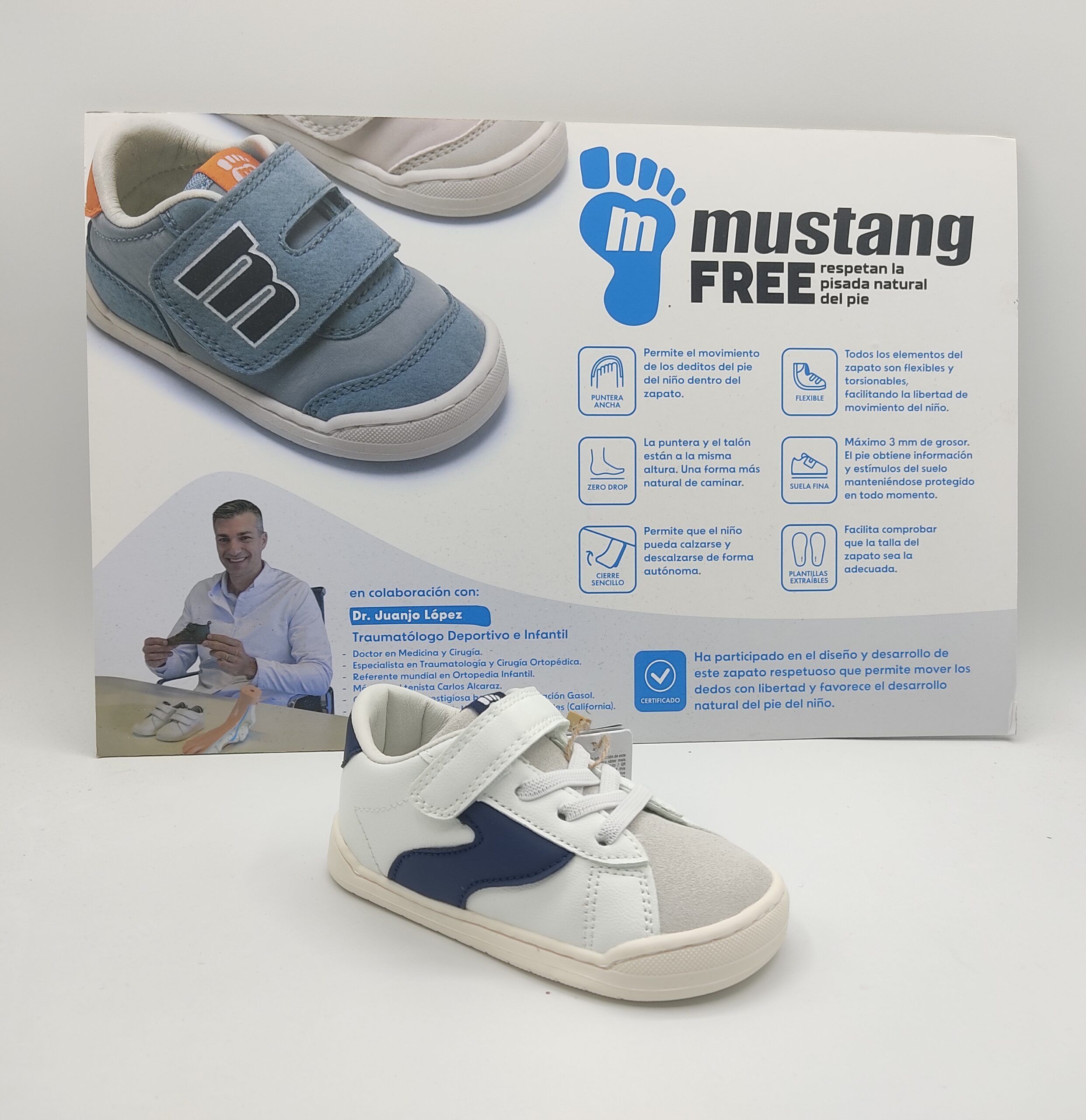 Zapatillas Respetuosas Mtng 49304 White Navy Zapatillas deportivas respetuosas para niños de la marca Mtng, modelo 49304 en color blanco con detalles laterales y en el talón en color marino. Suela blanca cosida. Parte delantera en serraje gris. Cierre con cordón elástico y velcro.