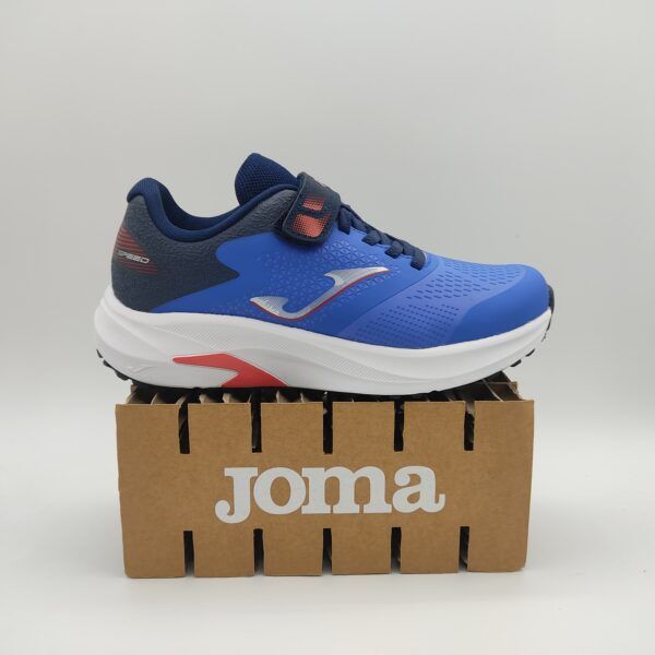 Zapatillas deportivas para niño de la marca Joma, modelo Speed JR 2504 en color Royal Blue. Suela running en color blanco con detalles en rojo. Fabricado en textil azul y marino. Cierre con cordón elástico y velcro.