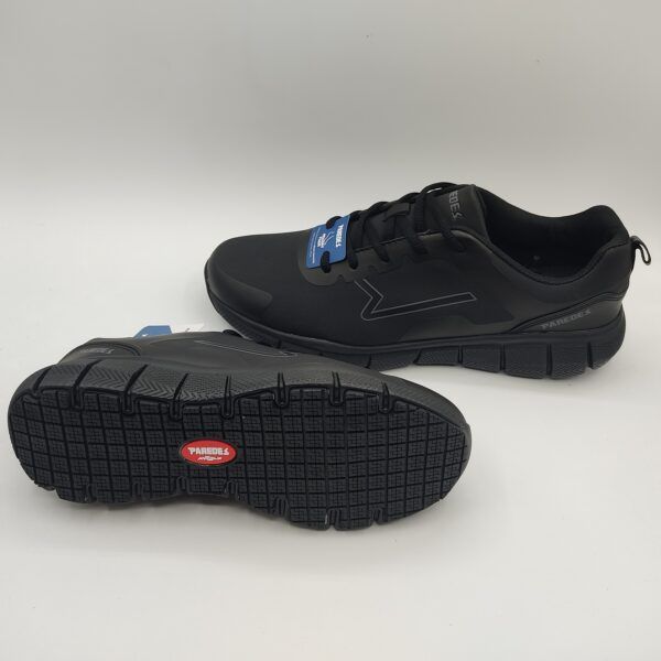 Zapatillas deportivas para hombre y mujer de la marca Paredes, modelo OP5145 en color negro. Considerado calzado profesional por su suela antideslizante. Fabricado en textil negro con refuerzo en la puntera. Cierre con cordón negro. Plantilla memory foam.