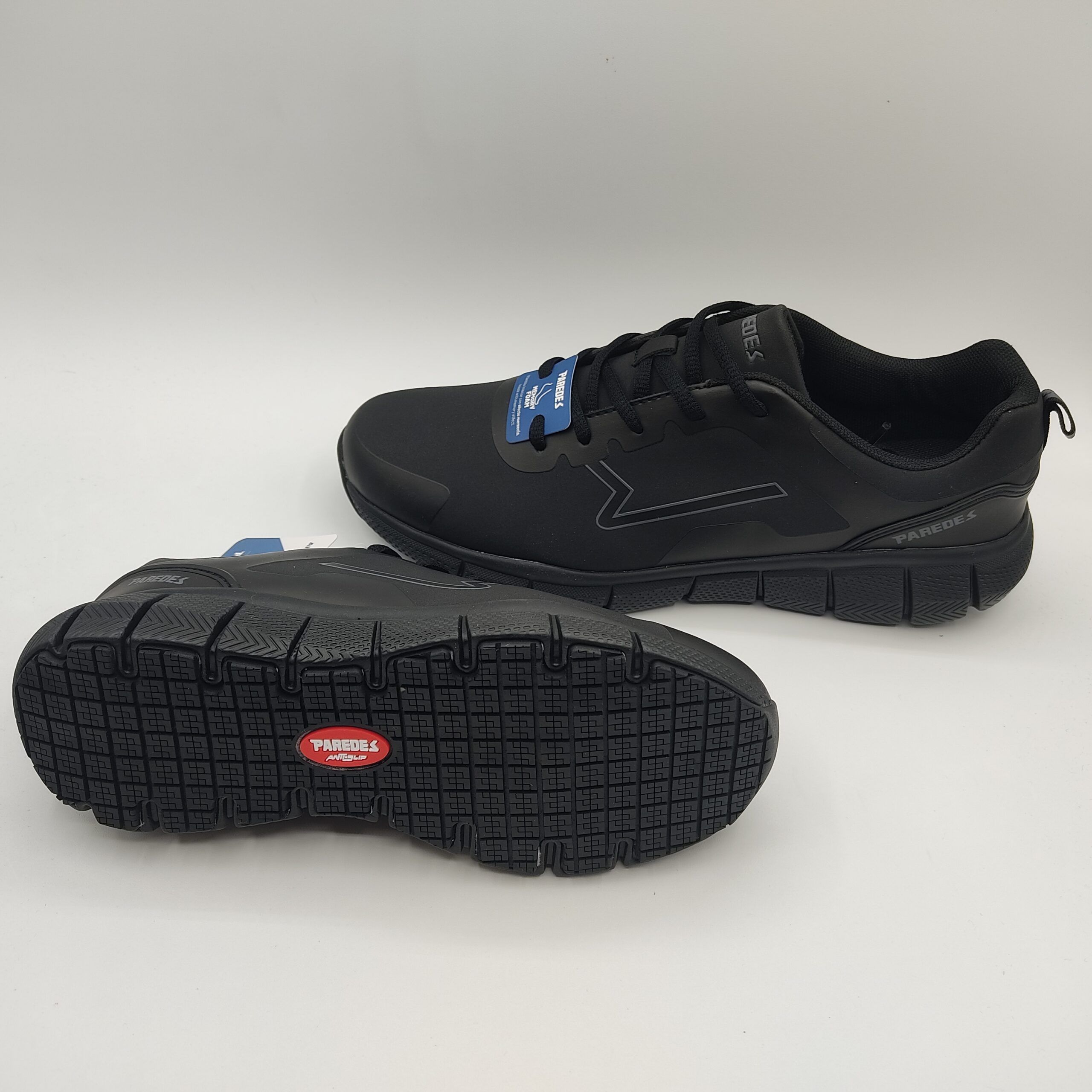 Zapatillas profesionales Paredes OP5145 Unisex negro Zapatillas deportivas para hombre y mujer de la marca Paredes, modelo OP5145 en color negro. Considerado calzado profesional por su suela antideslizante. Fabricado en textil negro con refuerzo en la puntera. Cierre con cordón negro. Plantilla memory foam.