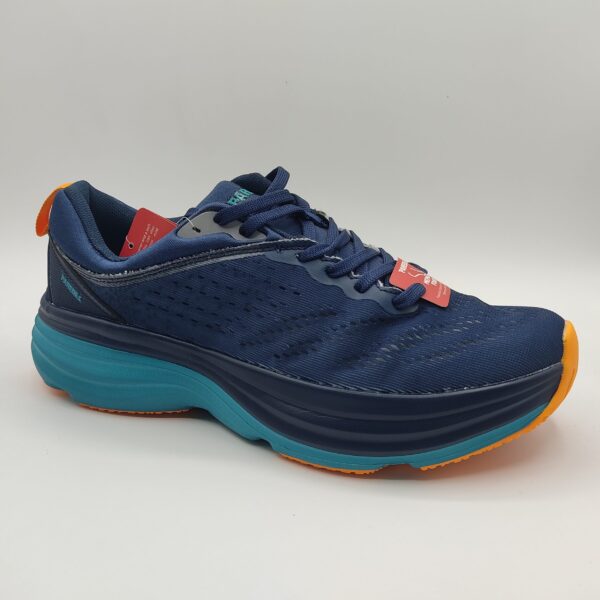 Zapatillas deportivas para chico de la marca Paredes, modelo LS25536 en color azul marino. Suela gruesa en tonos marino, azul claro y naranja. Fabricada en textil azul marino con cordón en el mismo color.