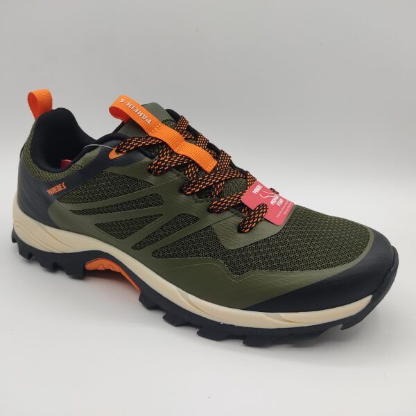 Zapatillas de trekking para chico de la marca Paredes, modelo LT25526 en color kaki. Suela de goma con tacos en color negro, beige y naranja. Fabricado en textil transpirable color kaki y refuerzo en la puntera color negro. Cierre con cordón negro y naranja
