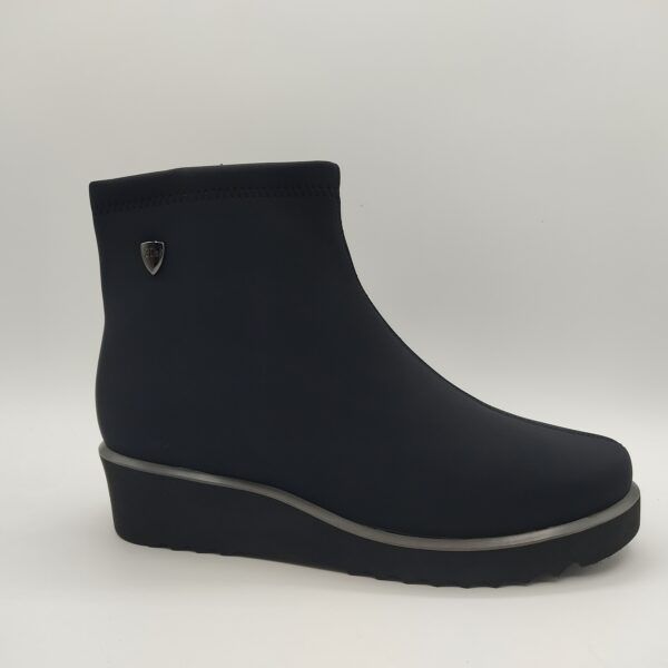 Botín para mujer de la marca Treintas, modelo 4446 en color negro. Suela de goma eva con cuña de 4 cm de altura. Fabricado en licra negra waterproof. Tejido transpirable.