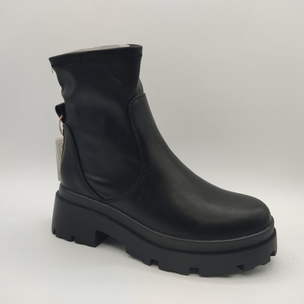 Botín para chica de la marca Mtng, modelo 54579 en color negro. Suela gruesa de goma negra con tacón ancho de 5 cm de altura. Fabricado en licra negra. Cierre con cremallera.