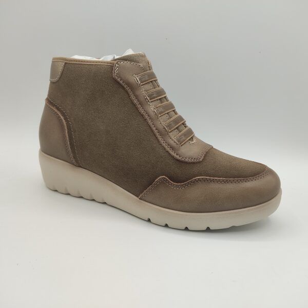 Botín para chica de la marca Treintas, modelo L4451 en color Taupe. Cuña de 4cm de alto con suela de goma color beige. Fabricado en piel de serraje en color taupe con refuerzos en puntera y talón en piel taupe. Elásticos sobre el empeine. Cierre con cremallera lateral. Plantilla extraíble.