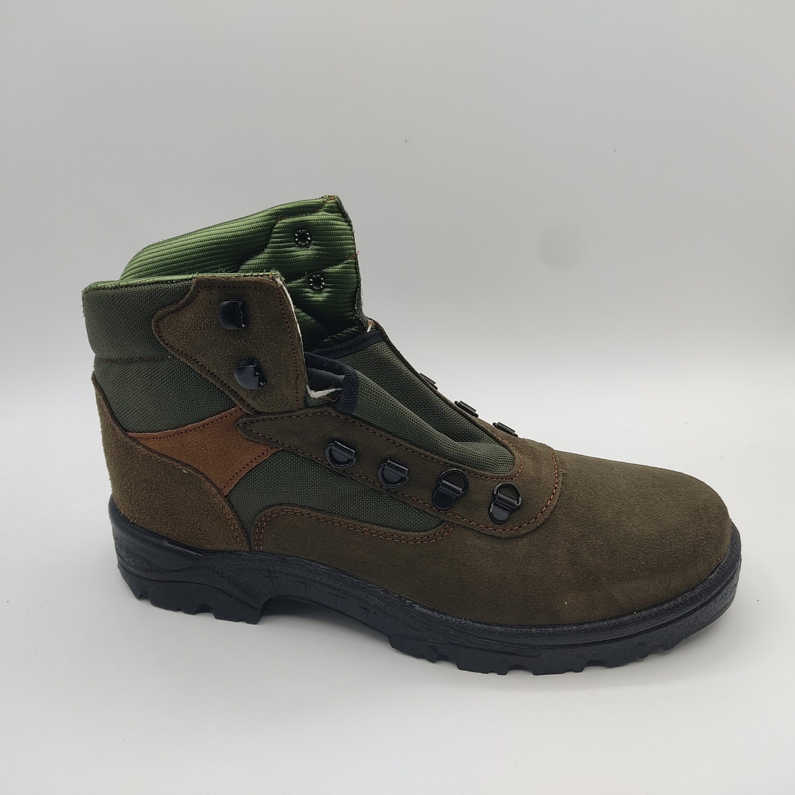 Bota Fortun Trekking 0434 Kaki Bota trekking para hombre de la marca Fortun, modelo 0434 en color kaki. Suela gruesa en color negro. Fabricada en piel de serraje color kaki y textil verde. Lengüeta de fuelle y cierre con cordón.