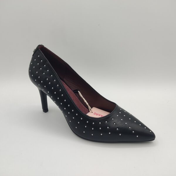 Stiletto para mujer de la marca MariaMare, modelo 63637 en color negro. Tacón fino de 8 cm de alto. Corte salón y punta fina. Fabricado en polipiel negro con mini tachuelas plateadas. Forro interior en piel.