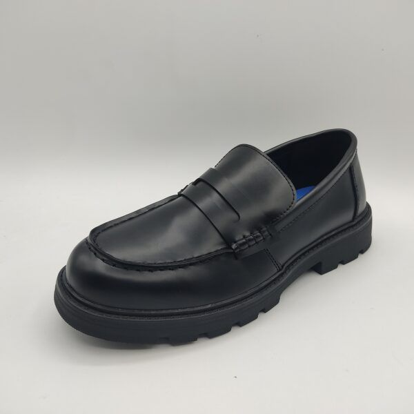Zapato para hombre la la marca Mtng, modelo 84813 en color negro. Suela dentada gruesa de goma negra. Fabricado en polipiel negra con costura rodeando la puntera. Antifaz negro.