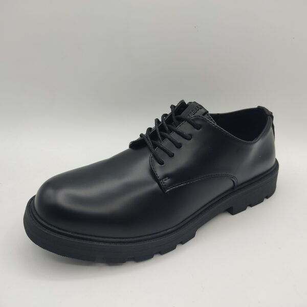 Zapato blucher para hombre de la marca Mtng, modelo 84816 en color negro. Suela gruesa de goma dentada negra. fabricado en polipiel negra. Cierre con cordón engrasado negro.