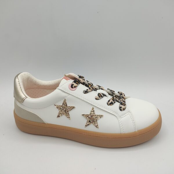 Zapatillas para niña de la marca Mustang Kids,modelo 40072 en polipiel blanco con detalles de estrellas en glitter oro en el lateral. Suela color caramelo. Cierre con cordón animal print. #zapatillascasualniñaMtng #zapatillasniñaestrellasoro #zapatillascasualniñaanimalprint