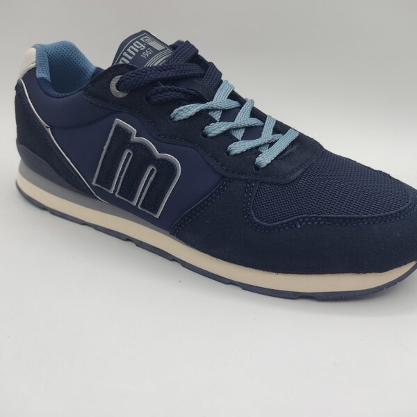 Zapatilla casual de la marca Mustang, modelo 84467 en color marino. Suela goma eva marino y blanca. Fabricado en textil marino y cierre con cordón a elegir entra celeste y marino.