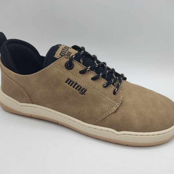 Zapatillas barefoot para chico de la marca Mustang, modelo 84804 en color arena. Suela beige, fabricadas en polipiel color arena. Forro interior de licra negra. Cierre con cordón color negro. Plantilla extra de transición. #barefoothombre #barefootMtng #berefootchico