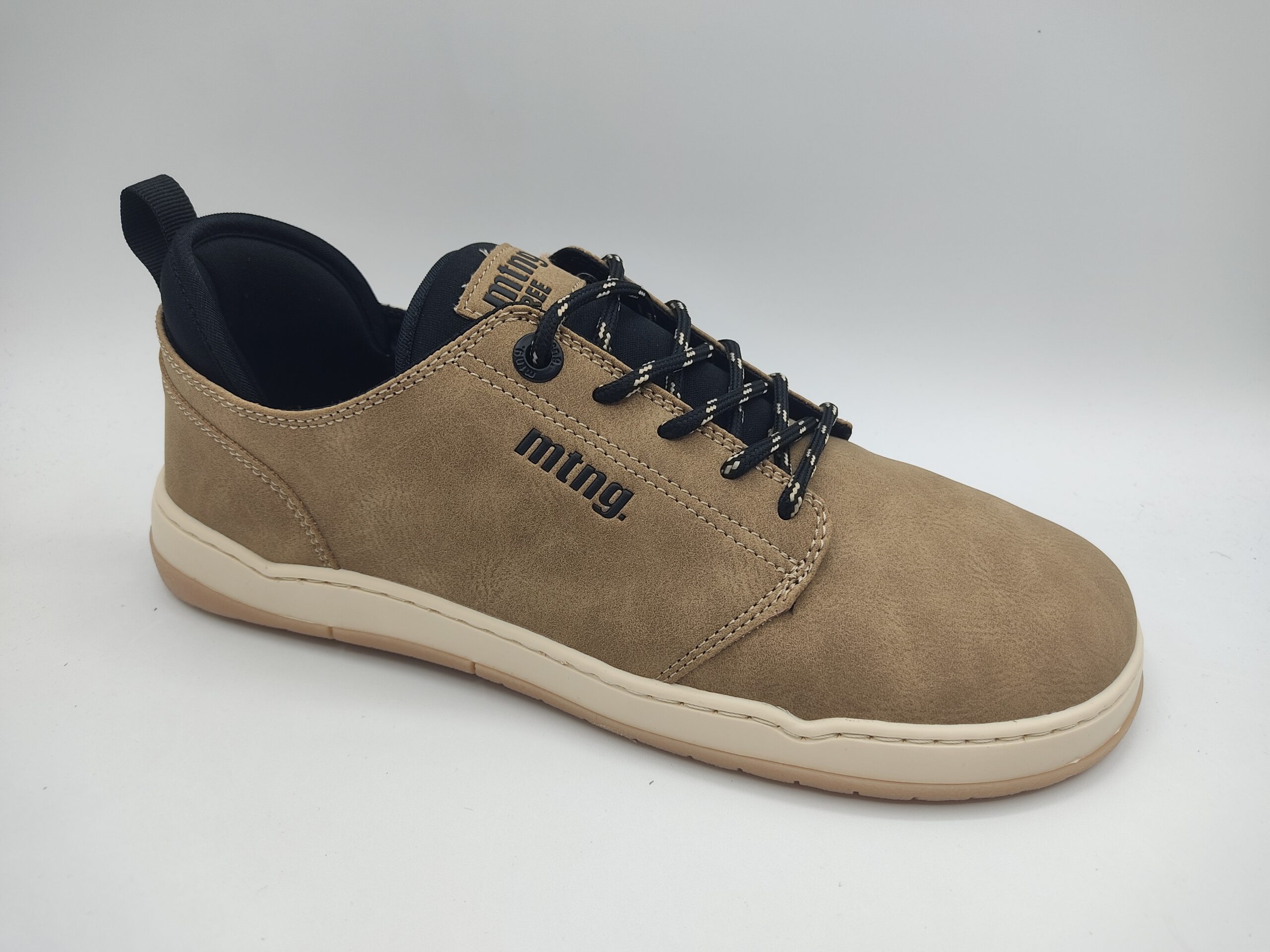 Zapatillas hombre Mtng Barefoot 84804 color arena Zapatillas barefoot para chico de la marca Mustang, modelo 84804 en color arena. Suela beige, fabricadas en polipiel color arena. Forro interior de licra negra. Cierre con cordón color negro. Plantilla extra de transición. #barefoothombre #barefootMtng #berefootchico
