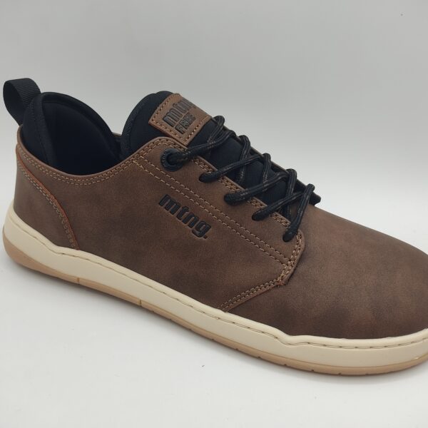Zapatillas barefoot para chico de la marca Mustang, modelo 84804 en color arena. Suela beige, fabricadas en polipiel color marrón. Forro interior de licra negra. Cierre con cordón color negro. Plantilla extra de transición. #barefoothombre #barefootMtng #berefootchico
