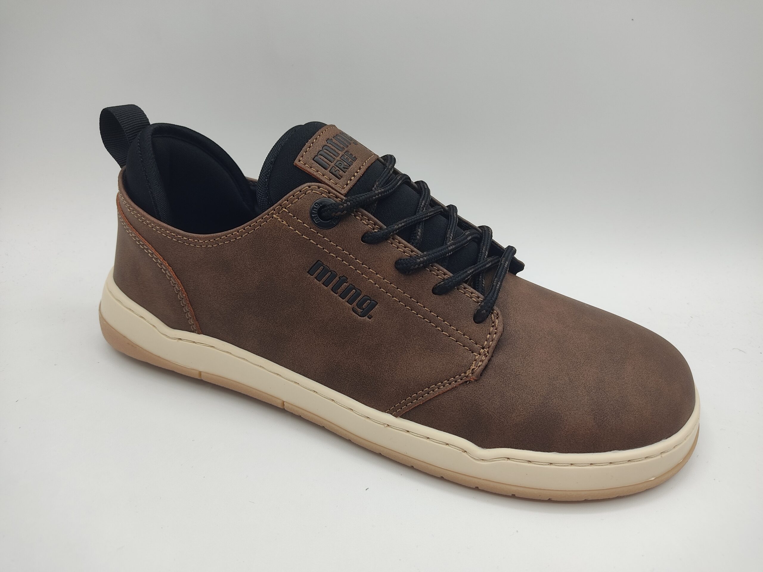 Zapatillas berefoot hombre Mtng 84804 Marrón Zapatillas barefoot para chico de la marca Mustang, modelo 84804 en color arena. Suela beige, fabricadas en polipiel color marrón. Forro interior de licra negra. Cierre con cordón color negro. Plantilla extra de transición. #barefoothombre #barefootMtng #berefootchico