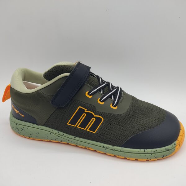 Zapatillas barefoot para niño de la marca Mustang, modelo 49019. Suela de goma verde y naranja. Fabricado en textil transpirable color kakhy con refuerzo de goma en la puntera. Cierre con cordón elástico y velcro. #barefootniño #barefootniñoMtng